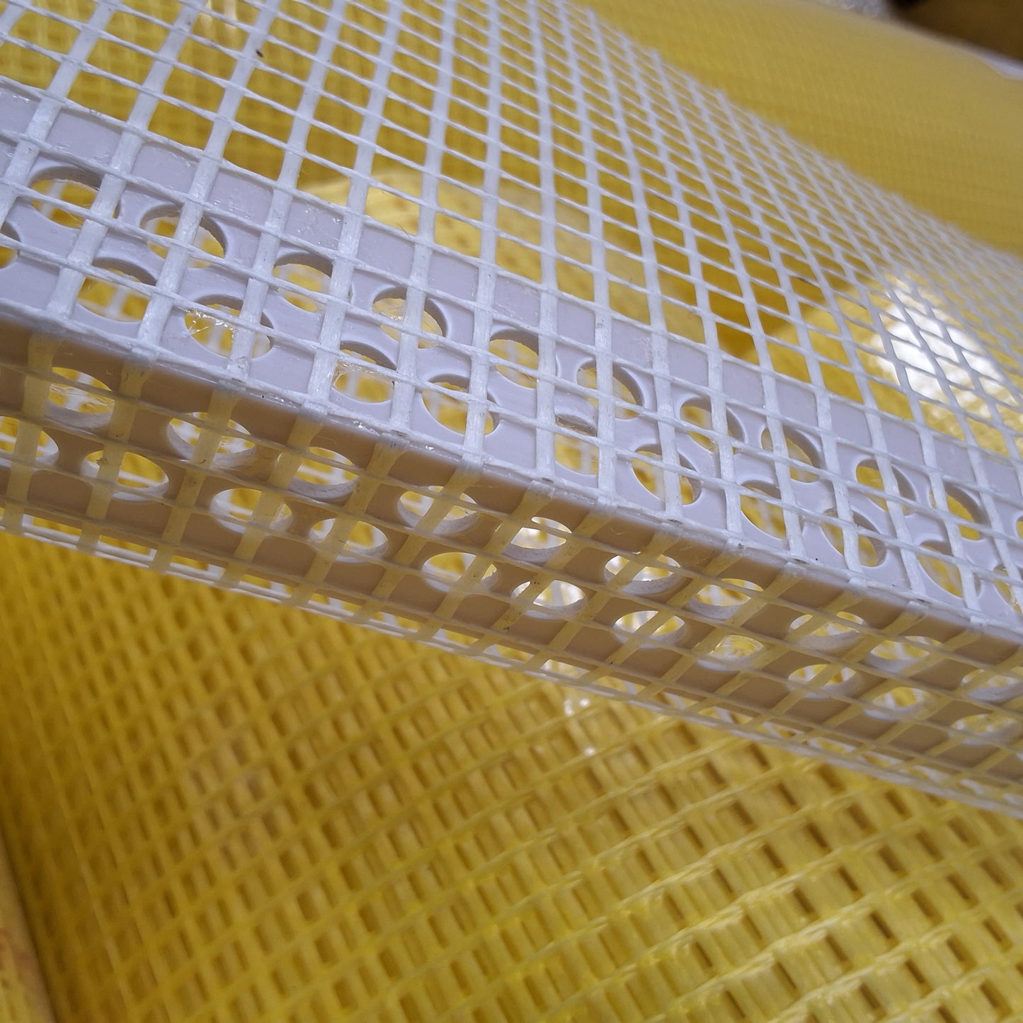 Esquineros de PVC con malla de fibra de vidrio 2,5mt. Color blanco