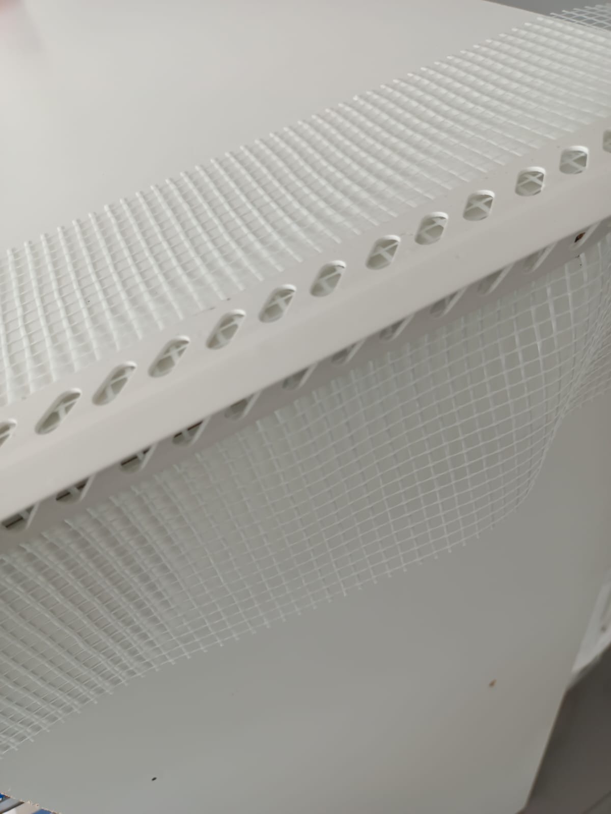 Cortagoteras de PVC para EIFS. Color Blanco